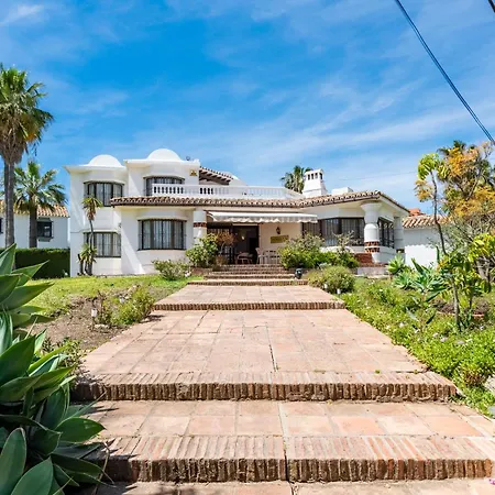 Sunlit 3 Bdrm Coastal W Pool And Sea View Apartmán