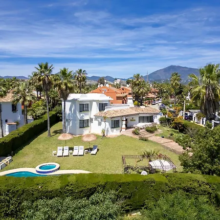Sunlit 3 Bdrm Coastal W Pool And Sea View *
