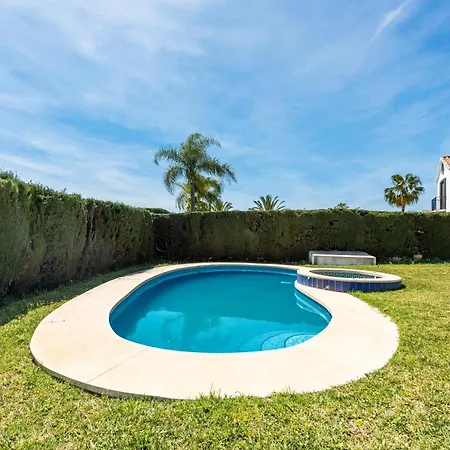 Sunlit 3 Bdrm Coastal W Pool And Sea View Estepona