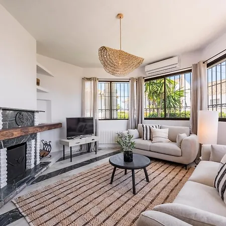Sunlit 3 Bdrm Coastal W Pool And Sea View