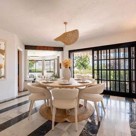 Sunlit 3 Bdrm Coastal W Pool And Sea View Apartamento