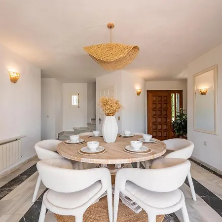 Apartmán Sunlit 3 Bdrm Coastal W Pool And Sea View *