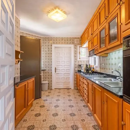 Sunlit 3 Bdrm Coastal W Pool And Sea View *