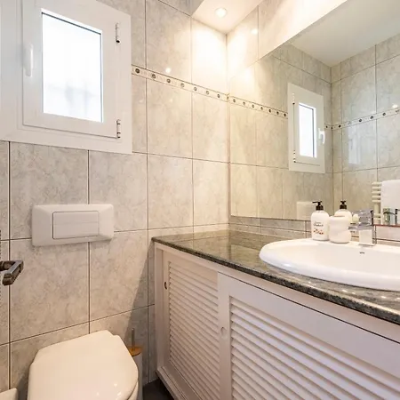 Sunlit 3 Bdrm Coastal W Pool And Sea View Apartamento *