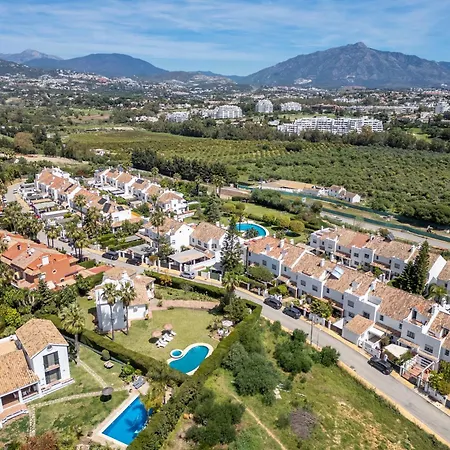 Sunlit 3 Bdrm Coastal W Pool And Sea View Apartamento