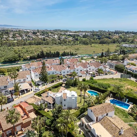 Sunlit 3 Bdrm Coastal W Pool And Sea View *